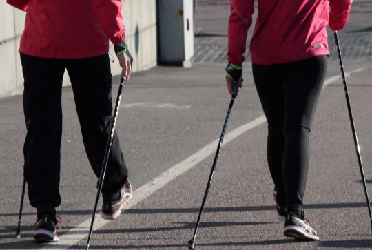 Nordic Walking als Beispiel für Sport draußen